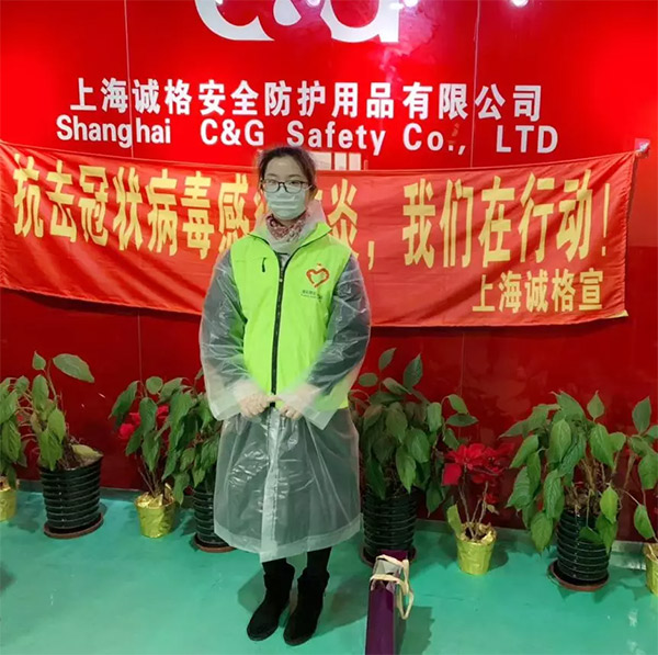 攜手戰(zhàn)“疫”，逆風(fēng)而上，上海志愿者助力抗疫防護服生產(chǎn)