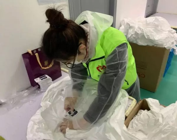 攜手戰(zhàn)“疫”，逆風(fēng)而上，上海志愿者助力抗疫防護服生產(chǎn)