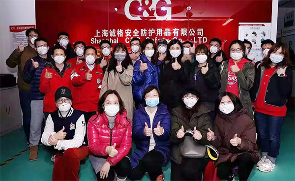 攜手戰(zhàn)“疫”，逆風(fēng)而上，上海志愿者助力抗疫防護服生產(chǎn)